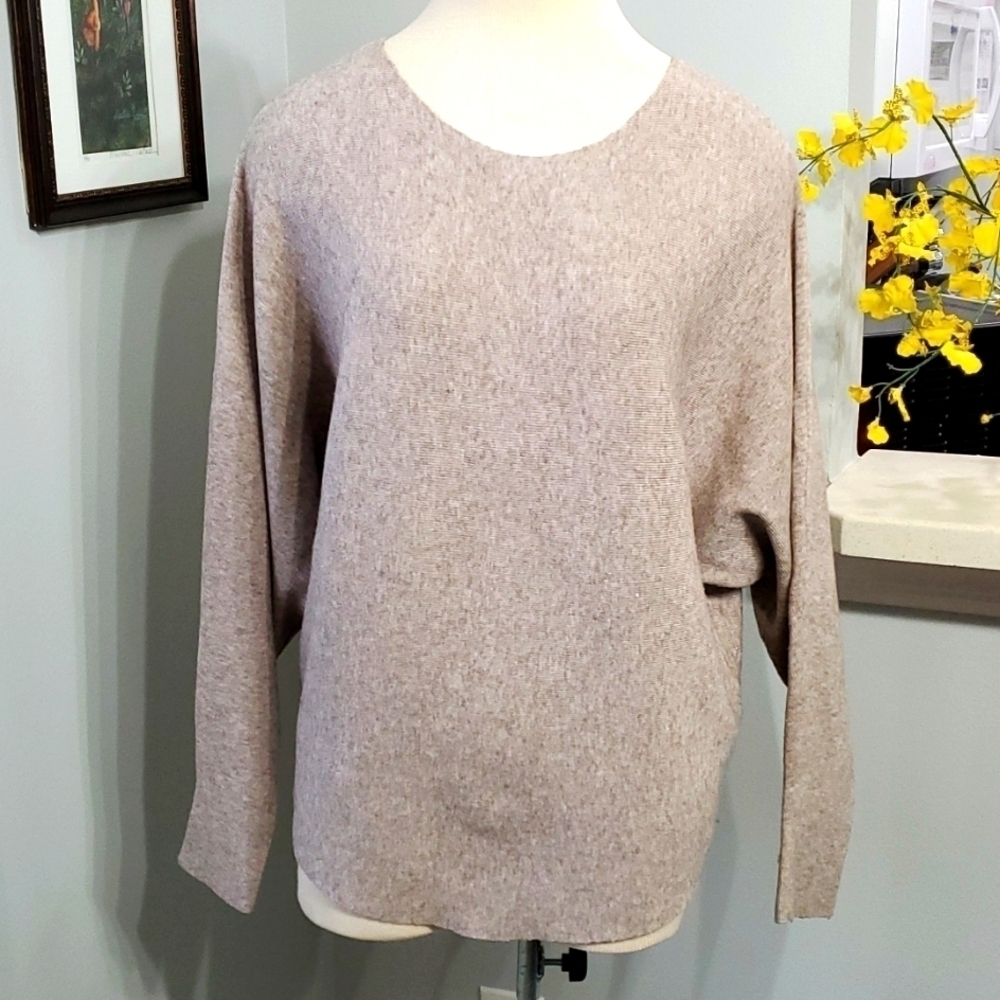Vila Milano lovely sweater. Size large,‎ Raglan sleeves. Gray/cream. Excellent.